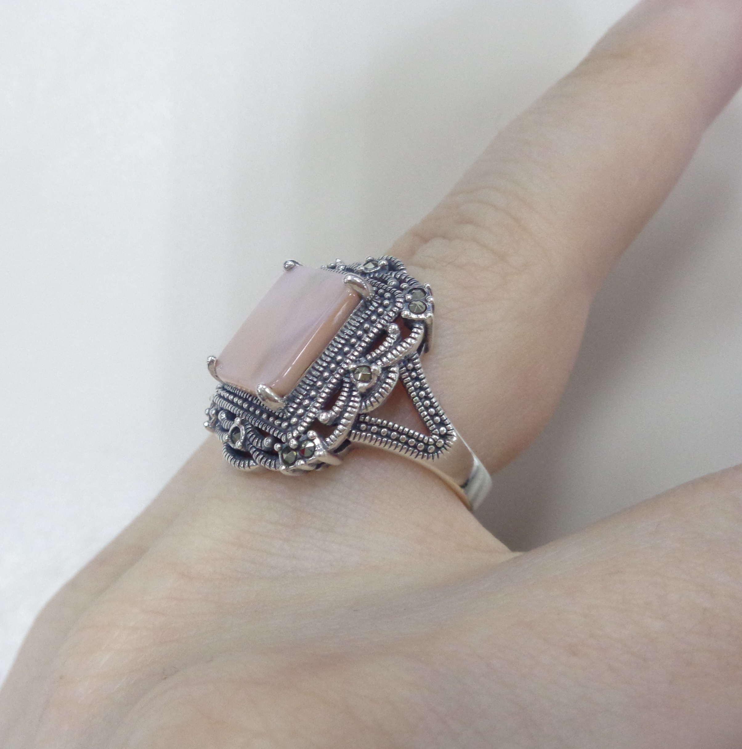 Серебряное кольцо с розовым перламутром